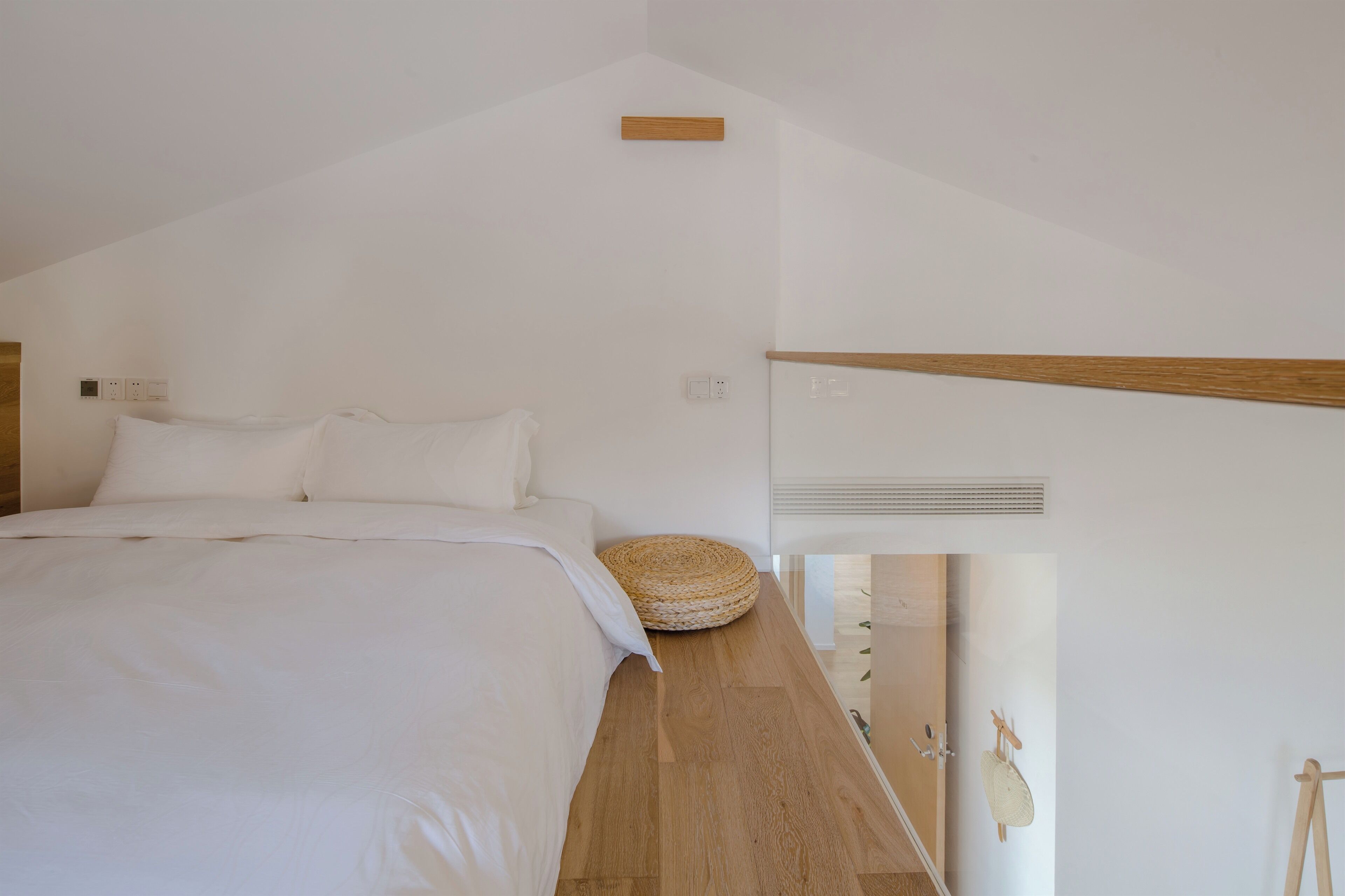 Cubrecamas, escritorio y espacio para trabajar con laptop 