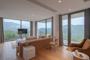 Cubrecamas, escritorio y espacio para trabajar con laptop