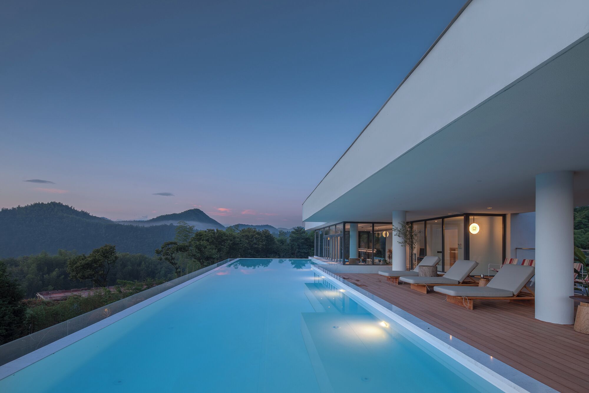 Una piscina al aire libre