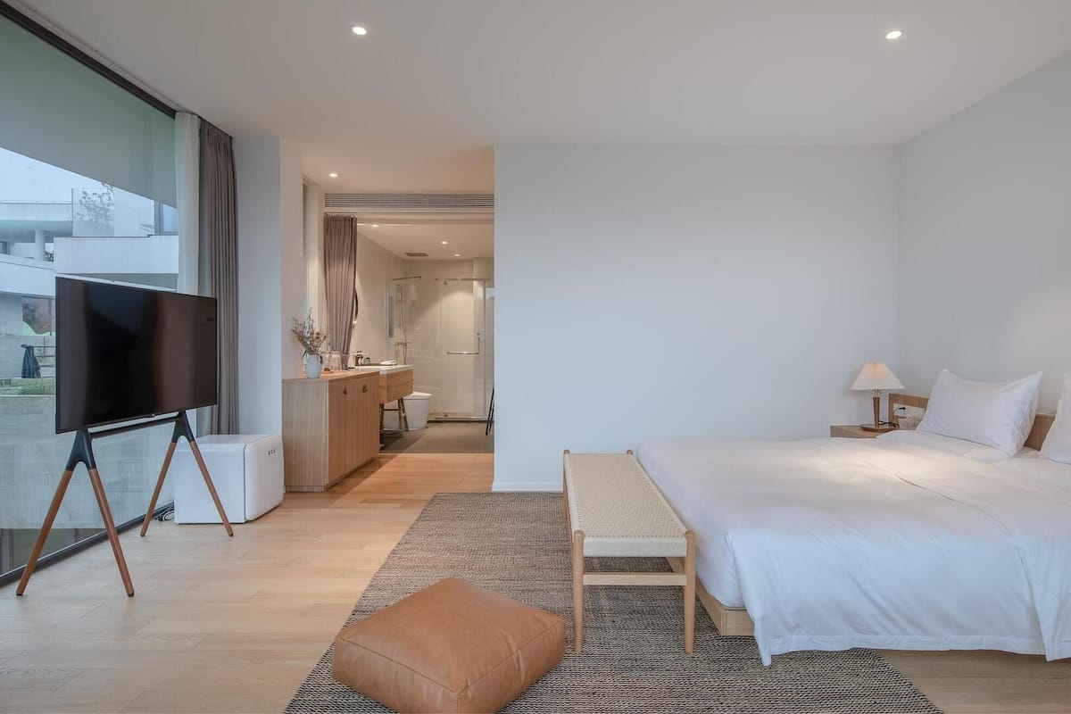 Romantic Room, Hill View | Down duvets, blackout curtains, iron/ironing board, free WiFi