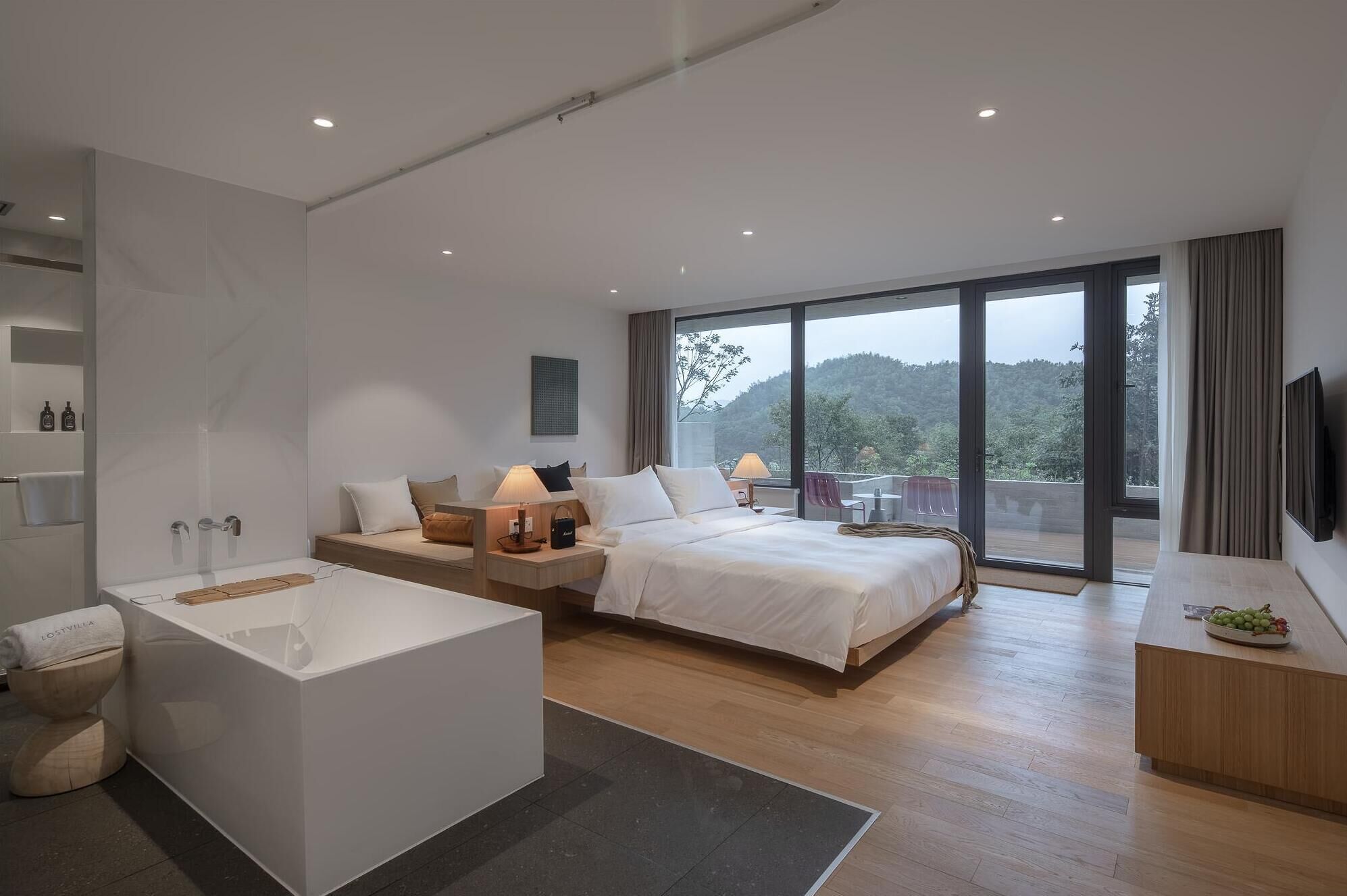 Superior-rum - utsikt mot bergen | Skrivbord, arbetsyta för laptop och mörkläggningsgardiner