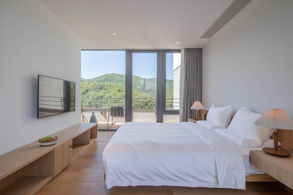 Business Suite, Hill View | Down duvets, blackout curtains, iron/ironing board, free WiFi