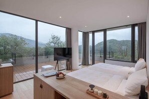 Superior Twin Room, Hill View | Desk, laptop workspace, blackout drapes, iron/ironing board