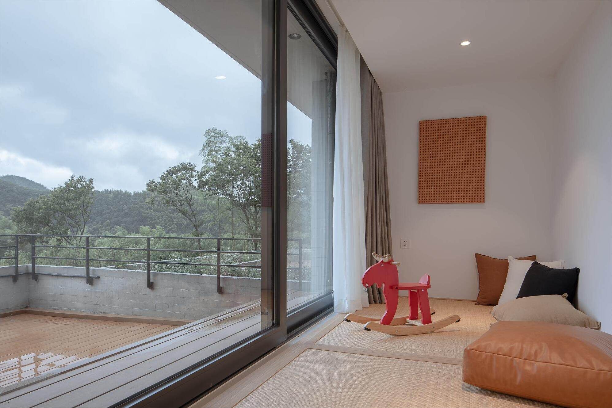 Luksusparitalo, näköala mäelle | Työpöytä, kannettavalle tietokoneelle sopiva työtila, pimennysverhot