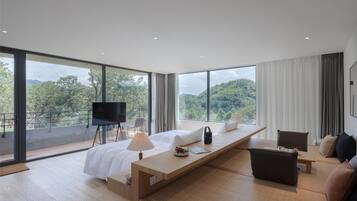 Cubrecamas, cortinas blackout y tabla de planchar con plancha