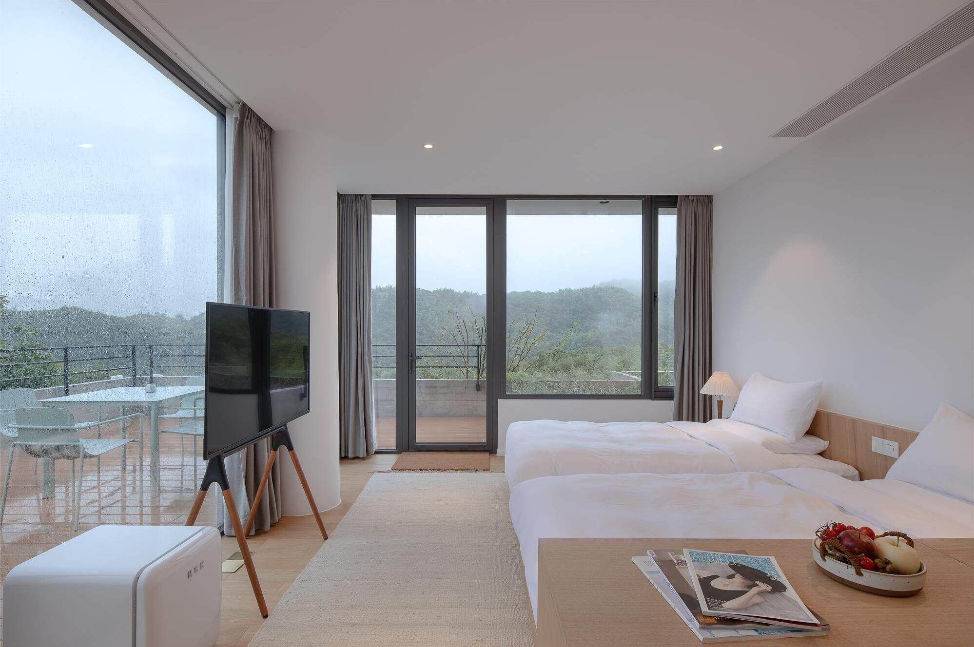 Cubrecamas, cortinas blackout y tabla de planchar con plancha 