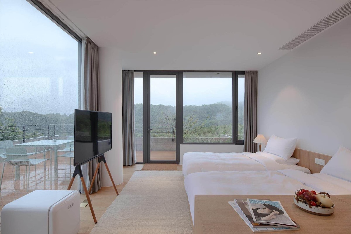 Superior Twin Room, Hill View | Down duvets, blackout curtains, iron/ironing board, free WiFi