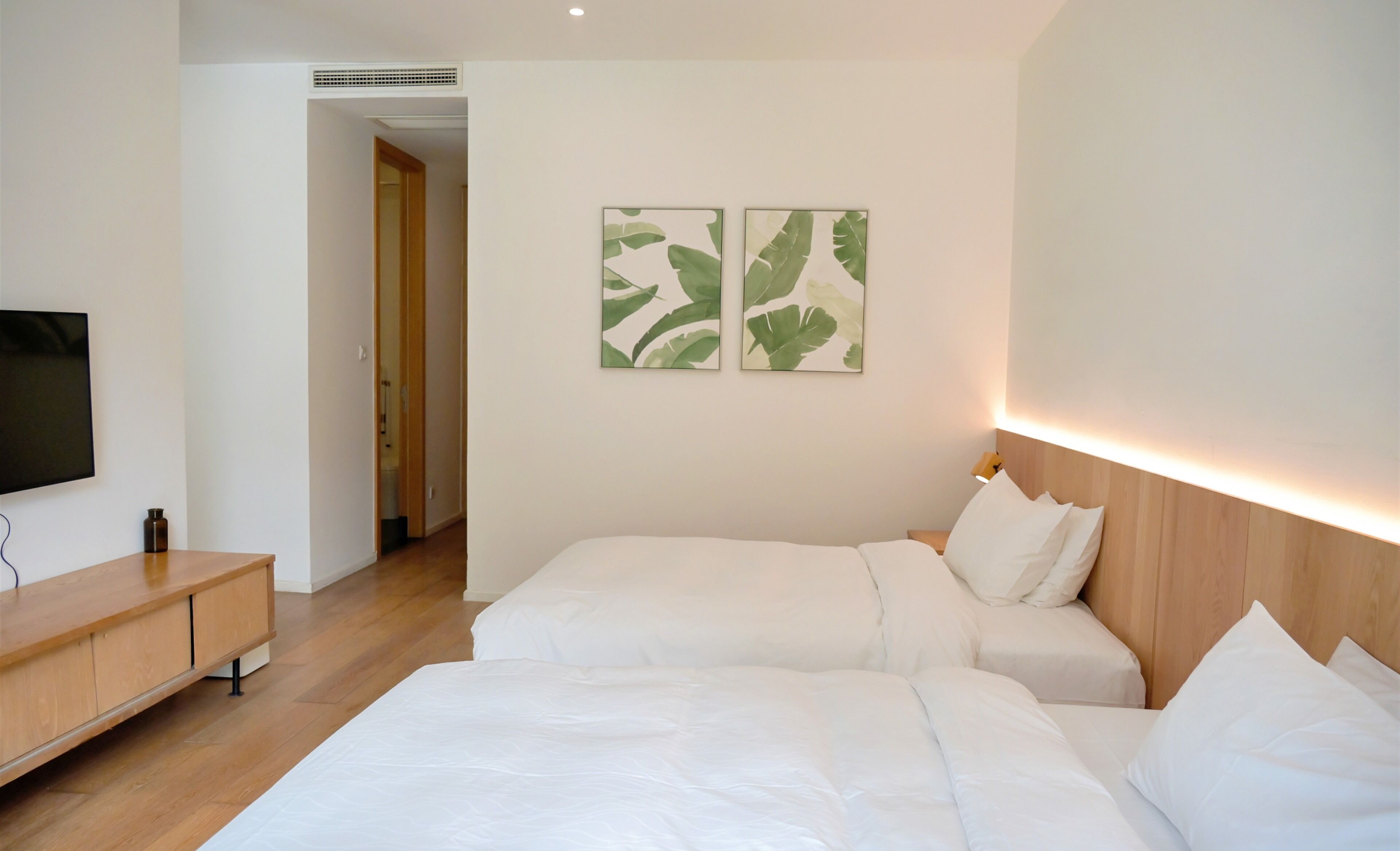 Cubrecamas, escritorio y espacio para trabajar con laptop 