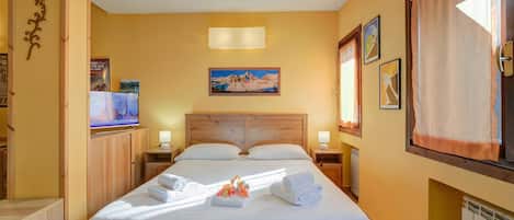 Family Studio (Apartment Grange Valle) | Living room | 21-inch Smart TV with digital channels