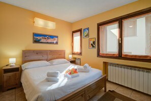 Family Studio (Apartment Grange Valle) | Living room | 21-inch Smart TV with digital channels - Apartment Grange Valle (Sauze di Cesana)