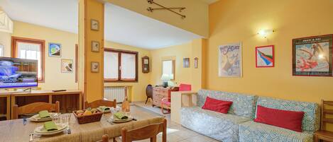 Estudio familiar (Apartment Grange Valle) | Zona de estar | Smart TV de 21 pulgadas con canales digitales