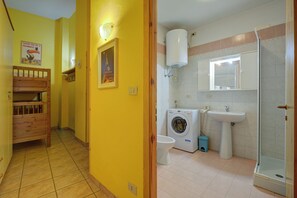 Family Studio (Apartment Grange Valle) | Bathroom | Shower, hair dryer, bidet, towels - Apartment Grange Valle (Sauze di Cesana)