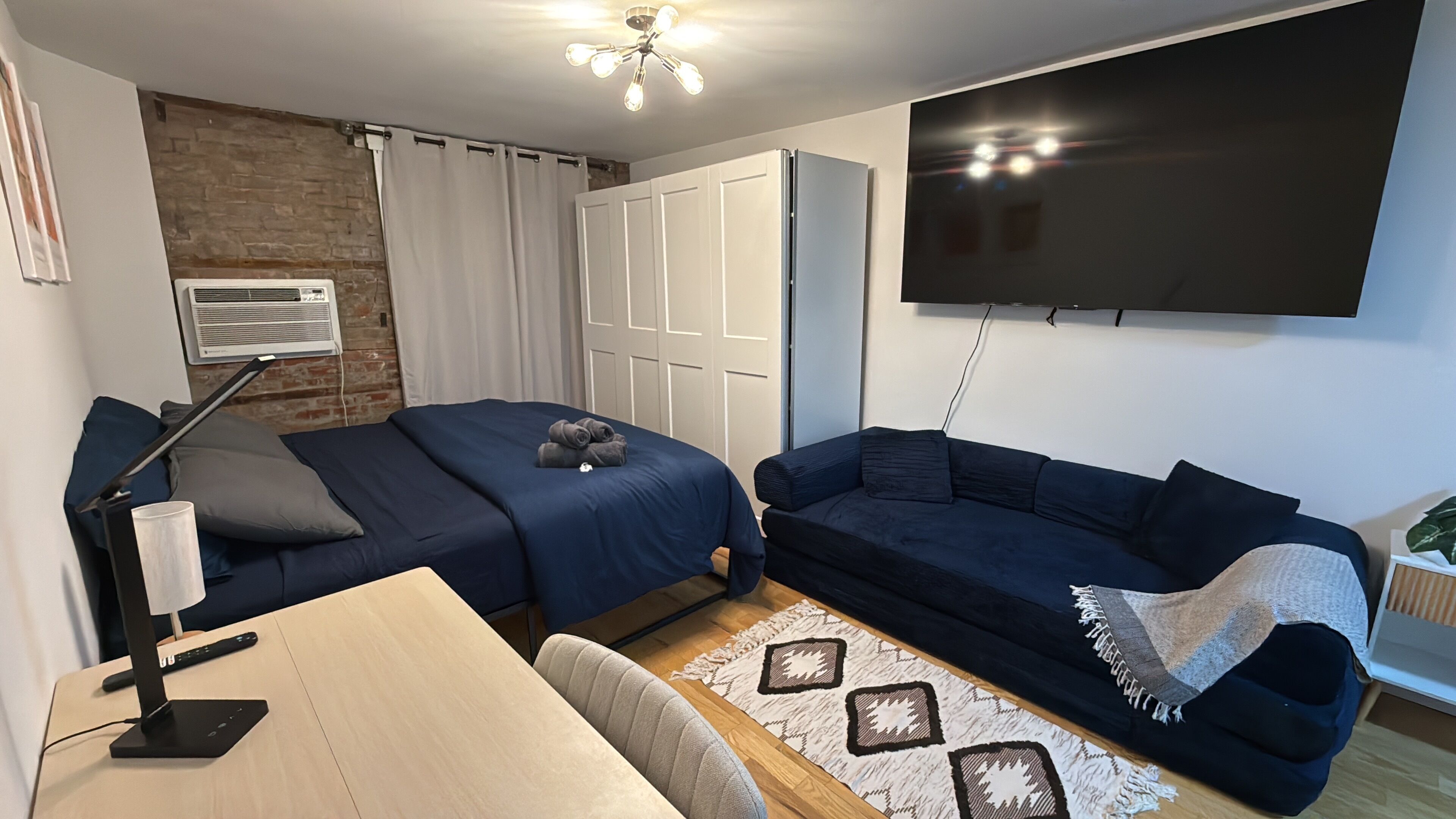 Tabla de planchar con plancha, wifi y ropa de cama 