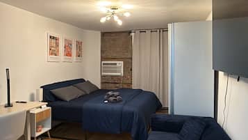 Tabla de planchar con plancha, wifi y ropa de cama