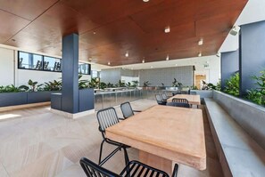 Dining - The Regal -  Modern LUX 2BR High-Floor apt with Ocean Views and Pool (Southport)