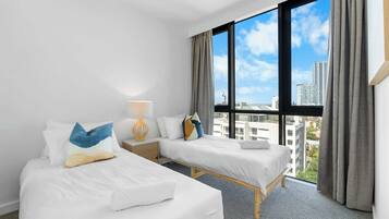 Silitysrauta/-lauta, vauvan matkasänky, Wi-Fi, vuodevaatteet