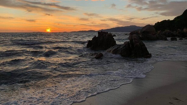 A beach with waves at sunset, rocky formations, and distant mountains. - Villa d'exception piscine privée 🏝️ 300m² - 16 pers Promo en cours (Pietrosella)