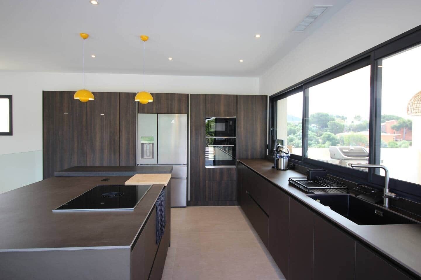 Geladeira, micro-ondas, fogão, cooktop