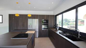 Geladeira, micro-ondas, fogão, cooktop