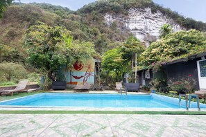 Una piscina al aire libre