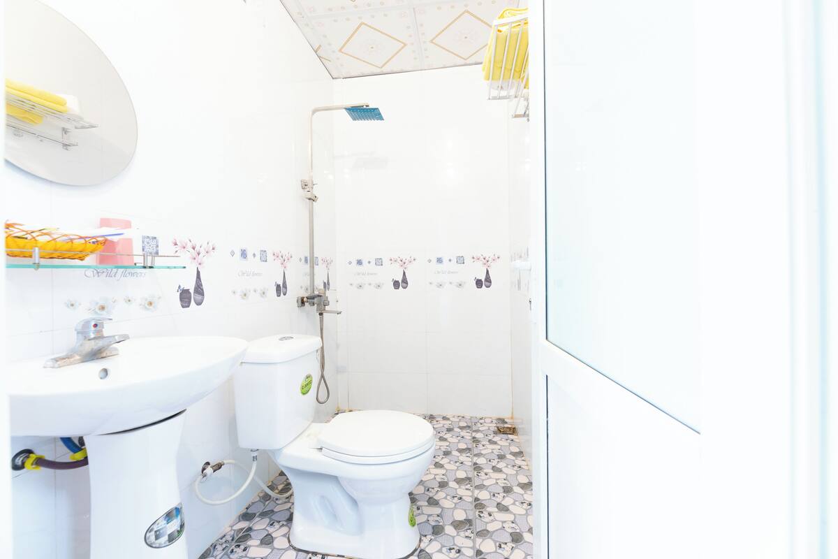 Dusche, Regendusche, kostenlose Toilettenartikel, Haartrockner