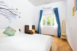 Classic-Doppelzimmer, Bergblick | Badezimmer | Dusche, Regendusche, kostenlose Toilettenartikel, Haartrockner