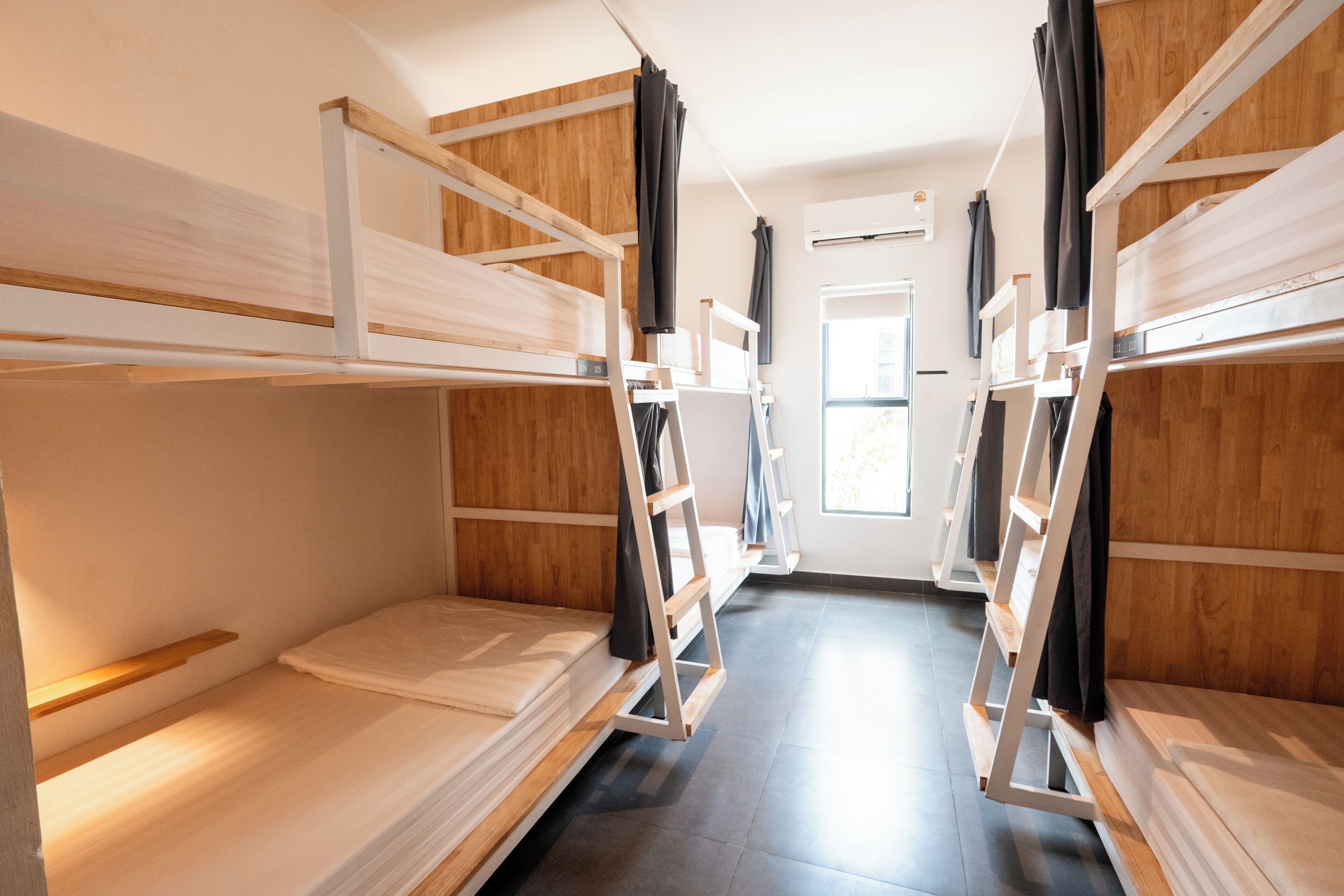 Escritorio, wifi gratis y ropa de cama 