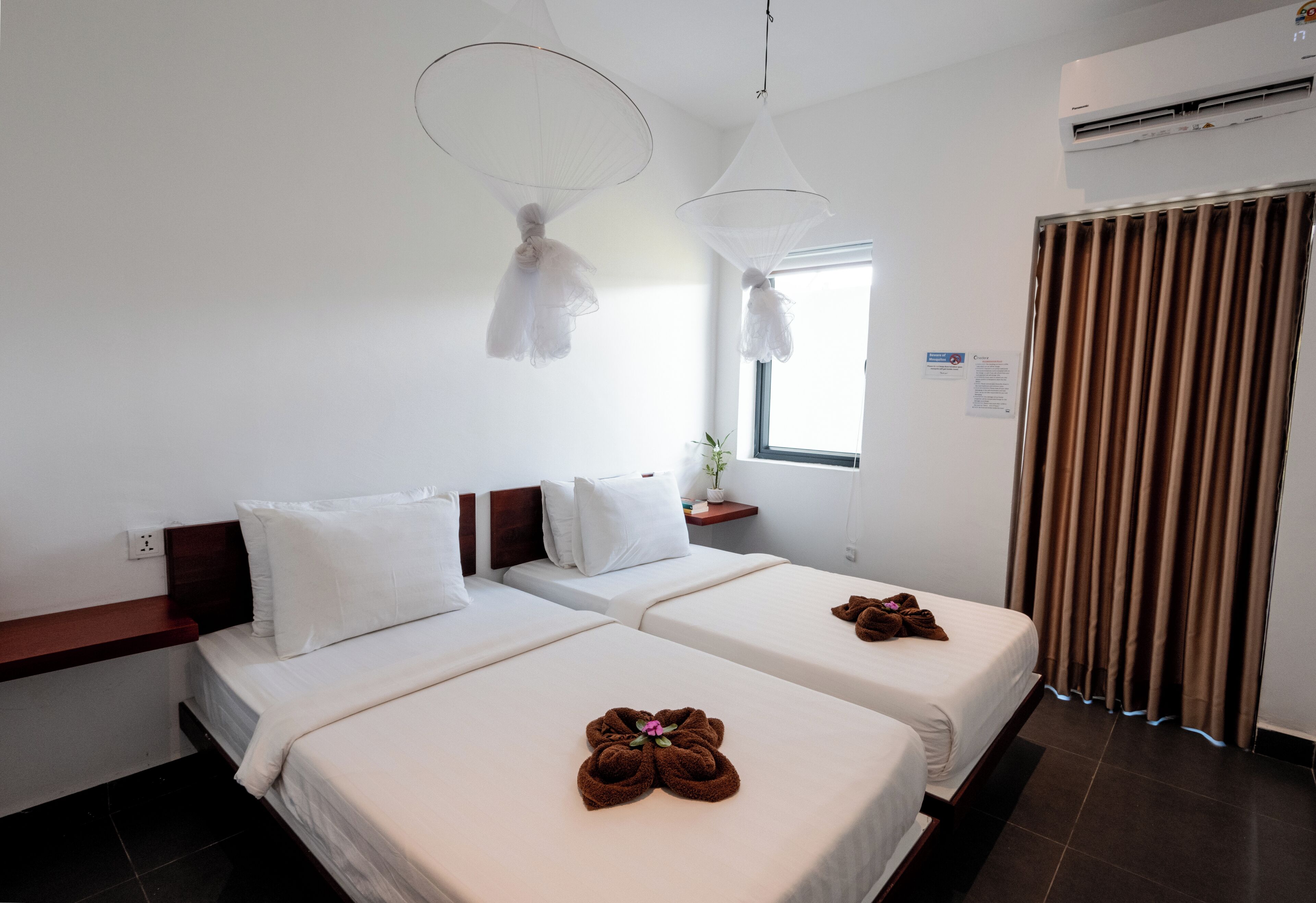 Habitación superior con 2 camas individuales, 2 camas individuales, balcón | Escritorio, wifi gratis y ropa de cama 