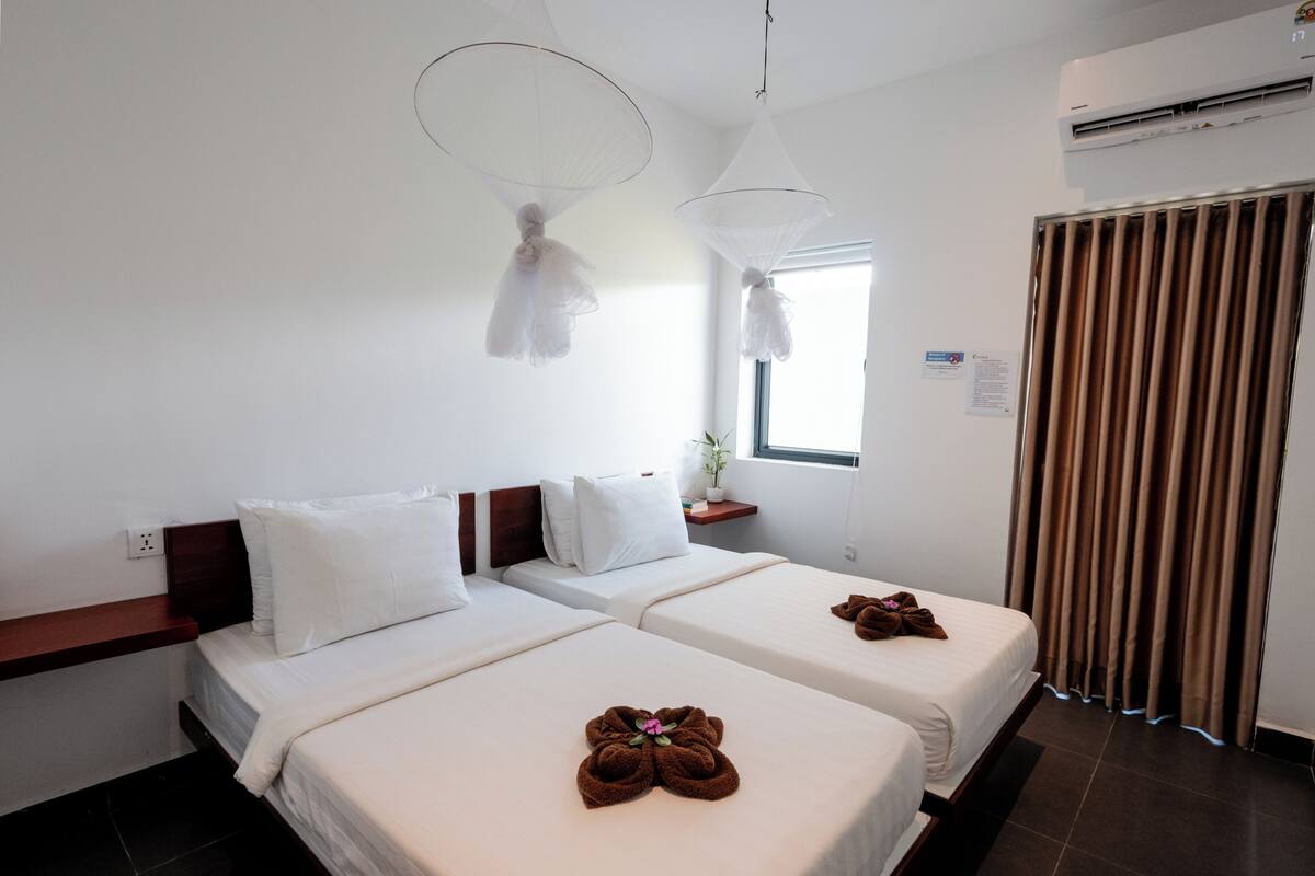 Escritorio, wifi gratis y ropa de cama 