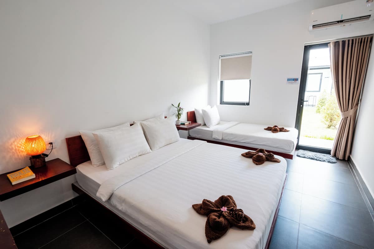 Escritorio, wifi gratis y ropa de cama 