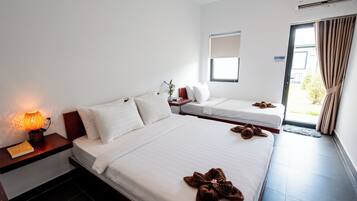 Superior Triple Room, Non Smoking, Private Bathroom | Desk, free WiFi, bed sheets