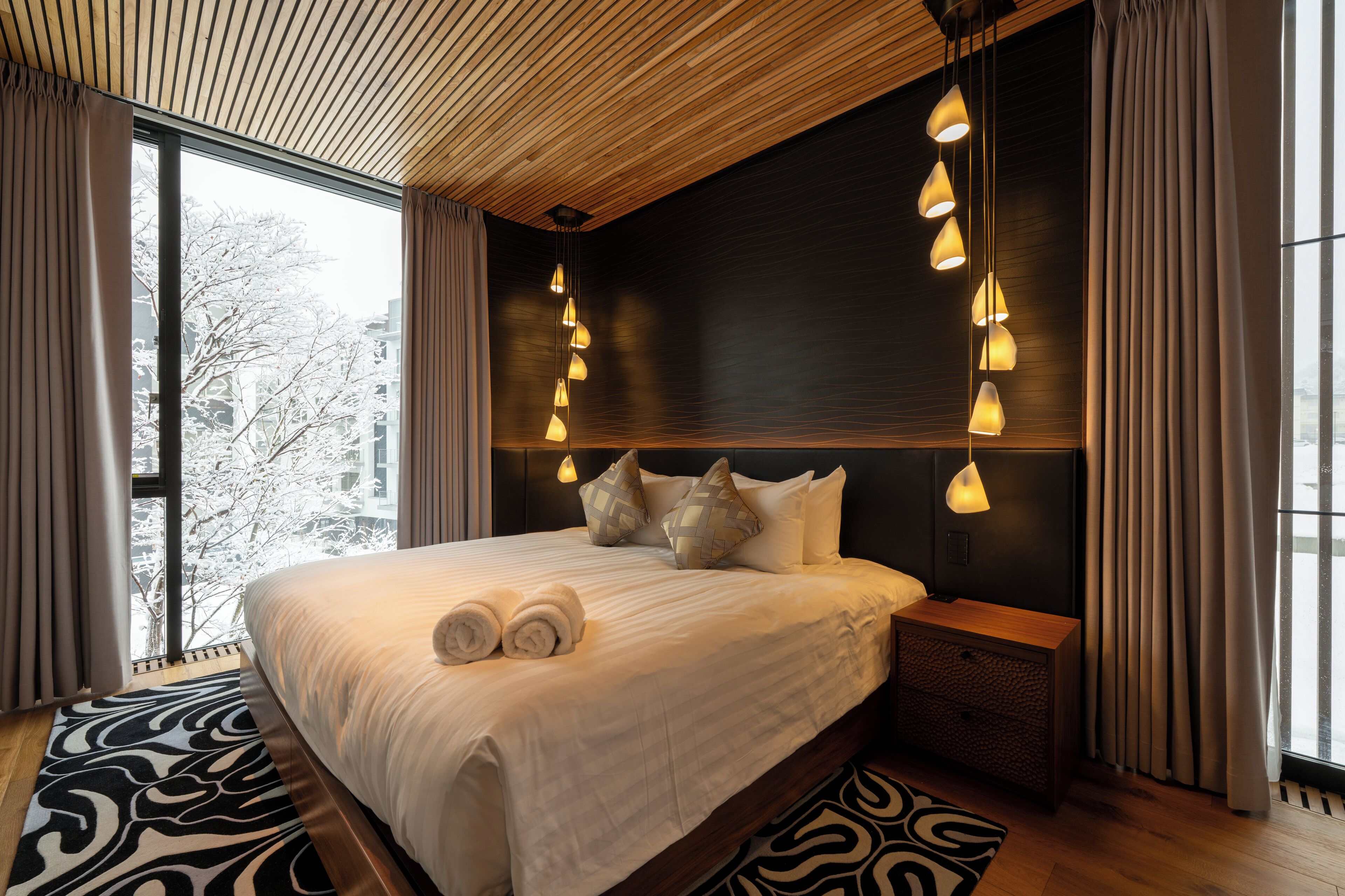 Nhà gỗ Cao cấp, 4 phòng ngủ, ban công, cạnh núi | Bộ đồ giường cao cấp, bộ trải giường 