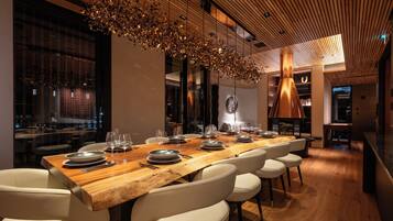 Luxury Chalet, 4 Bedrooms, Balcony, Mountainside | In-room dining