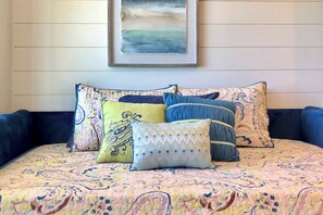 2 bedrooms, Internet, bed sheets - 2 BR Tiny Homes - Unique Outdoor Space (Bloomington)