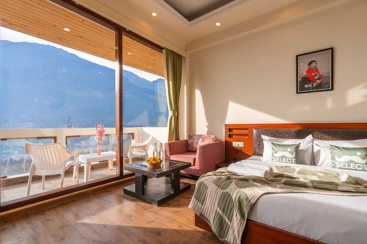 Superior Room with balcony | ستائر تعتيم وواي فاي مجانًا وملاءات أسرّة