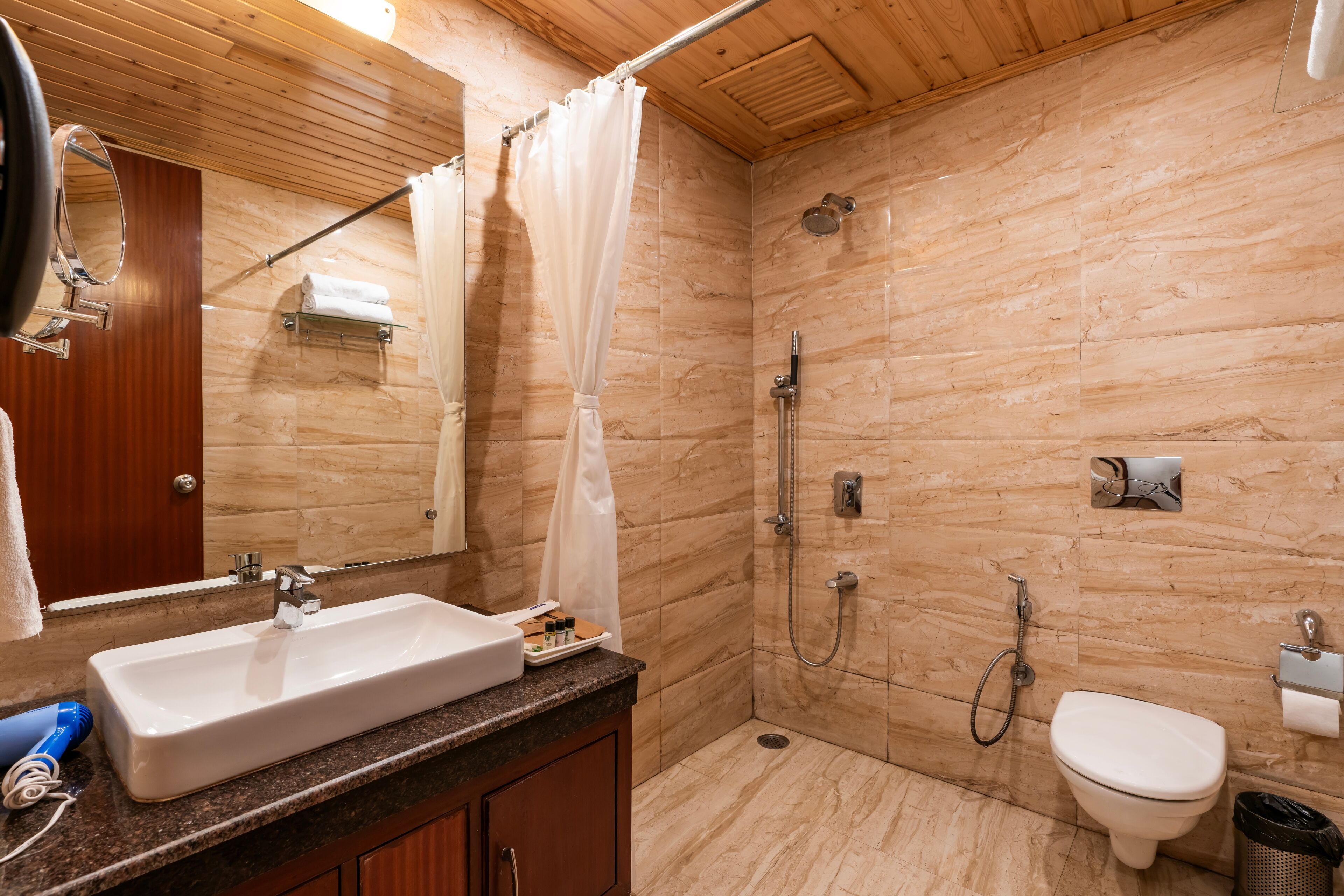 ห้องดีลักซ์ | ห้องน้ำ | ฝักบัว, ของใช้ในห้องน้ำฟรี, ผ้าเช็ดตัว, ยาสระผม