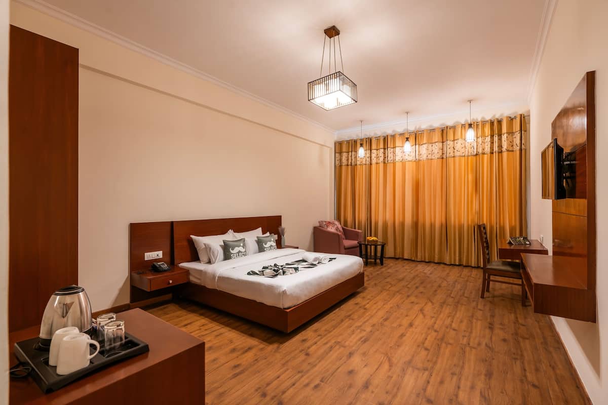 Deluxe Room | Blackout drapes, free WiFi