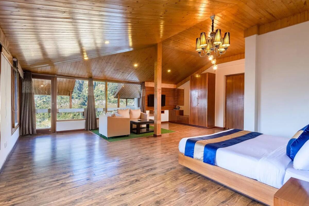 Superior Family Room | Blackout drapes, free WiFi