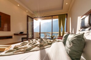 King Room with Balcony | Blackout drapes, free WiFi - Moustache Select Manali (Manali)