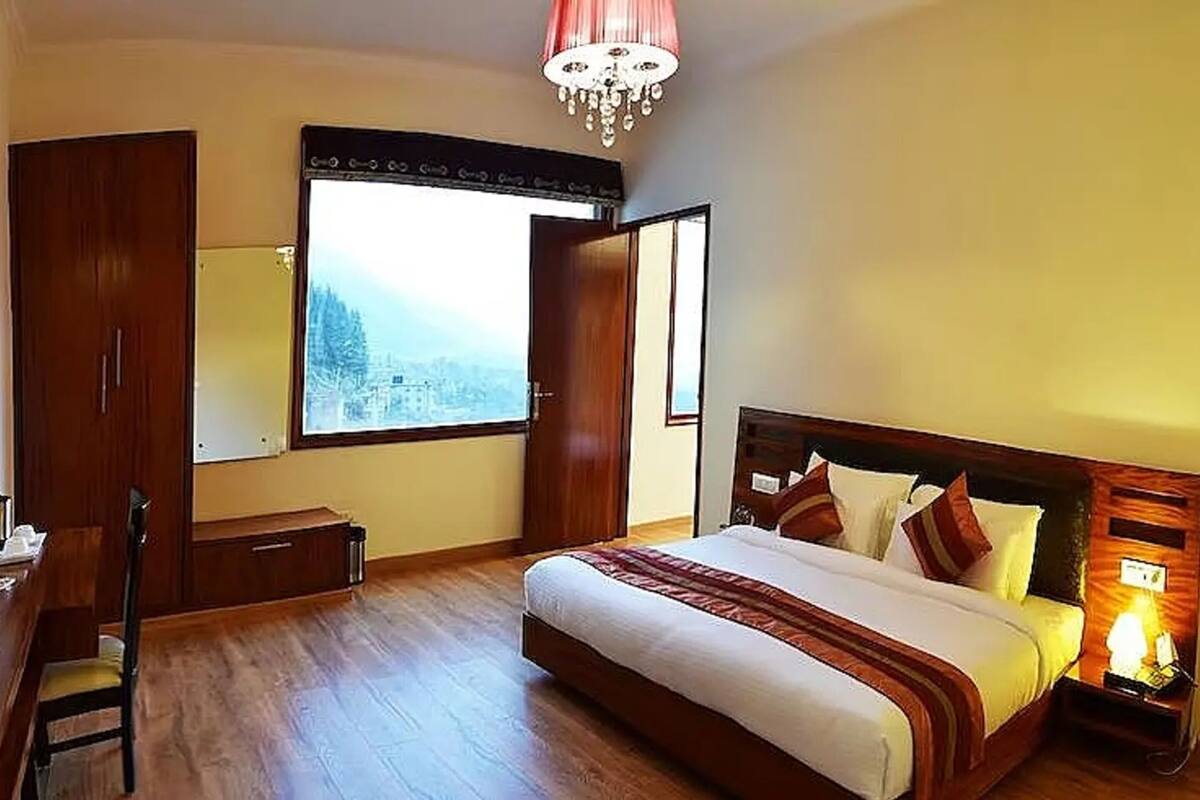 Deluxe Room | Blackout drapes, free WiFi