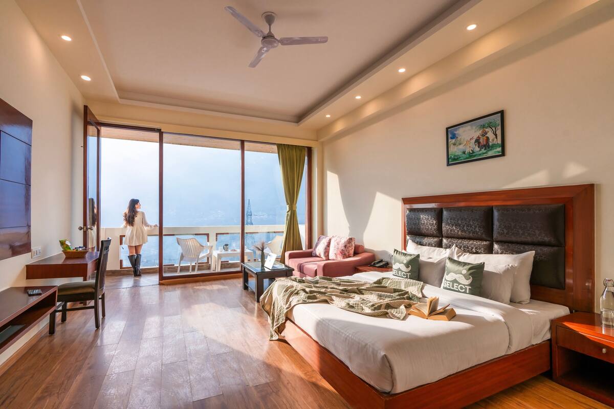 King Room with Balcony | ستائر تعتيم وواي فاي مجانًا وملاءات أسرّة