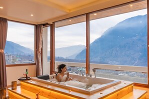 Junior Suite | Jetted bathtub