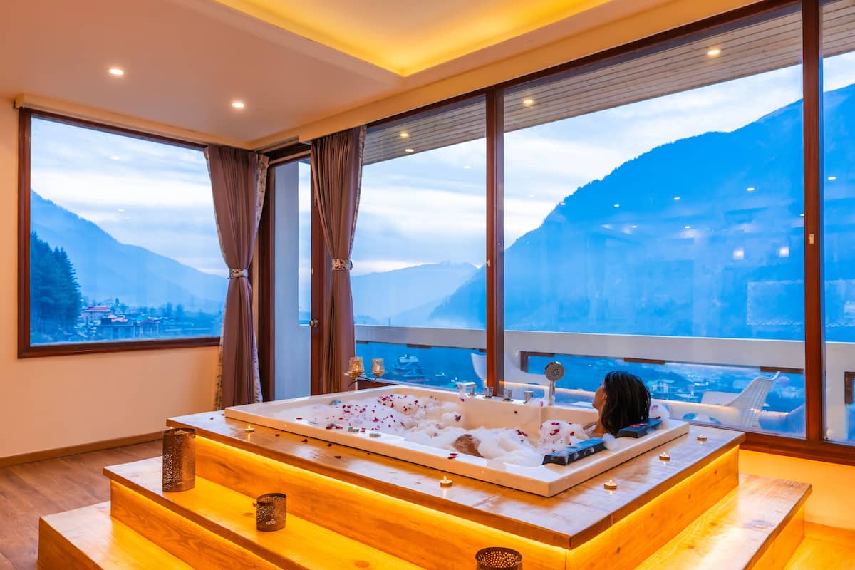 Serenity Suite | ستائر تعتيم وواي فاي مجانًا وملاءات أسرّة