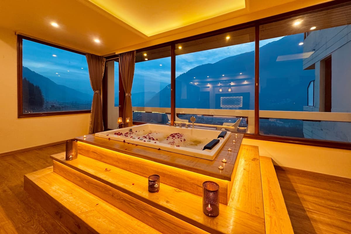 Jetted bathtub
