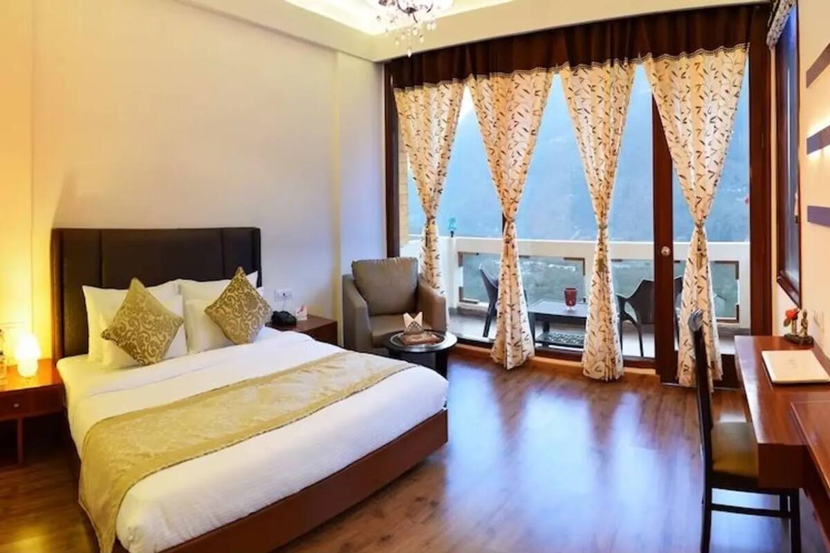 Superior Room with balcony | Blackout drapes, free WiFi