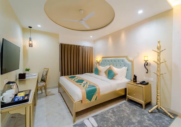 Luxury Suite | Laptop workspace, iron/ironing board, free WiFi - STUDIO BY JARDIN  (Indore)