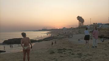 Beach nearby, white sand, beach shuttle, 6 beach bars