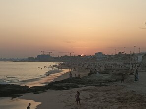 ใกล้ชายหาด, ทรายสีขาว, รถรับส่งชายหาด (คิดค่าบริการ), 6 บาร์ริมหาด