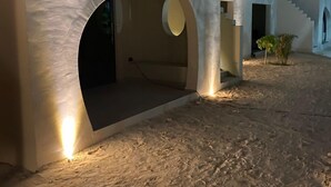 Ein modernes Gebäude mit Bogenfenstern und einer Treppe, die zu einer oberen Ebene führt.