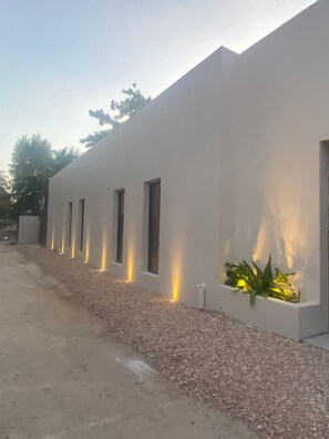 Vista frontal de la propiedad